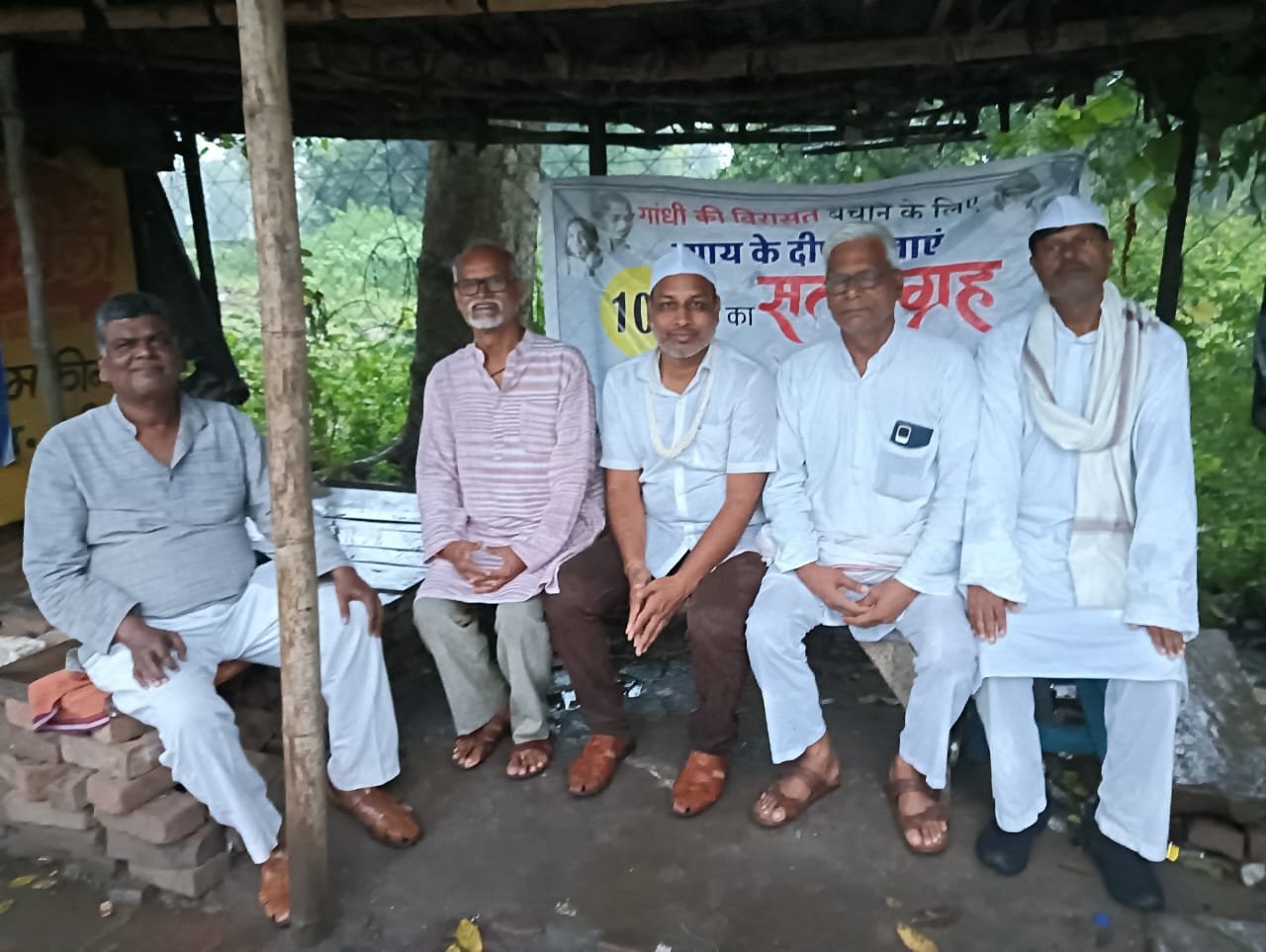 भारी बारिश के बावजूद चल रहा न्याय के दीप जलाएं – 100 दिनी सत्याग्रह, आज सातवाँ दिन