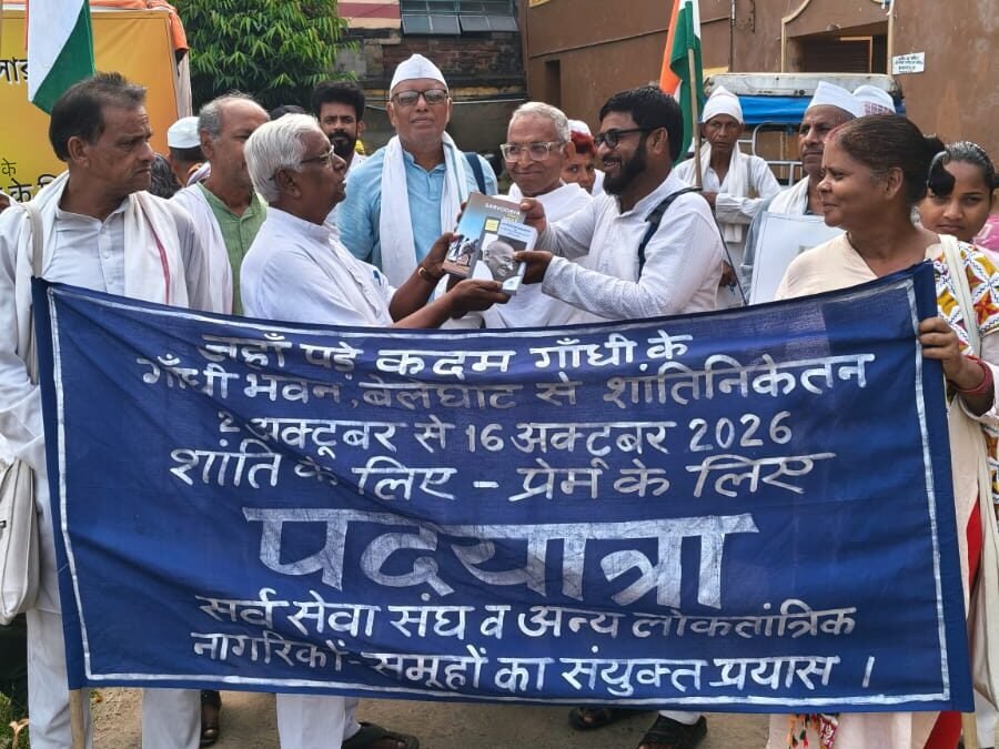 बच्चे गांधीजी के आदर्शों को अपने जीवन में अपनाएं – पदयात्रा का 8वां दिन